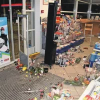 Po pretepu je ostalo v notranjosti bencinskega servisa pravo razdejanje