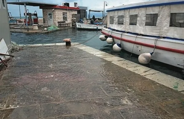 Plimovanje morja bo nocoj in v soboto dopoldne povišano, zato lahko poplavi nižje ležeče dele obale, opozarja Agencija RS za okolje