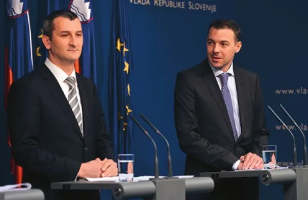 Ministra Samo Omerzel (levo) in Uroš Čufer včeraj na novinarsko vprašanje, ali bo kdo v vladi prevzel odgovornost za nastalo situacijo, nista znala odgovoriti. Že pred sejo vlade pa je Omerzel dejal, da je “v tem hipu nekonstruktivno govoriti o