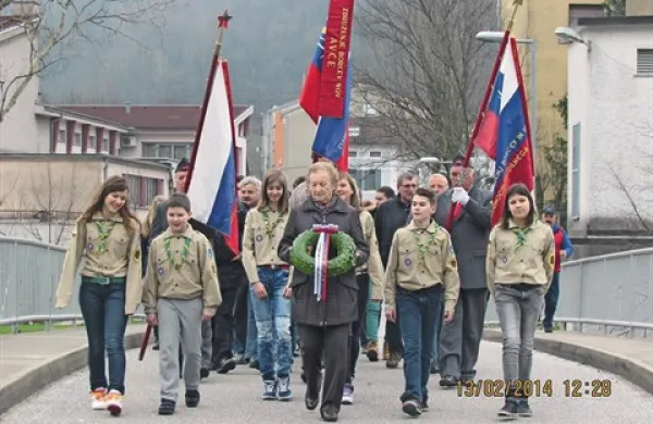 Na 70. obletnico poboja domačinov je krajevna organizacija ZB Deskle skupaj z osnovno šolo, taborniškem rodom Odporne želve in harmonikarji pripravila komemoracijo