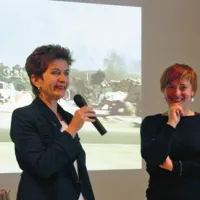 Nagrajenka Ruth Beckermann in  Mateja Zorn, vodja Nagrade Darko Bratina. Poklon viziji