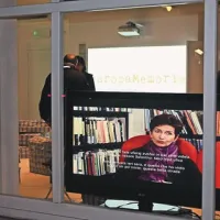 Pogled v vitrino novo odprtega Trgovskega doma, ki gleda na goriški Korzo. Avdiovizualna instalacija Europamemoria bo tu na ogled še do 28. marca.  