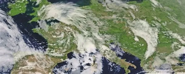 Iznad Britanskega otočja se proti nam spuščajo ciklonska območja
