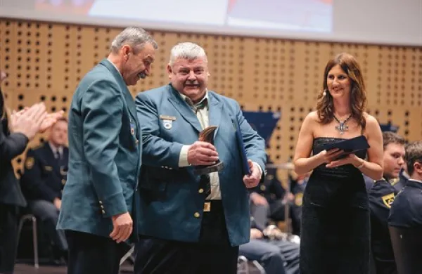 Bogdanu Zorattiju (v sredini) je kipec predal poveljnik CZ srečko Šestan