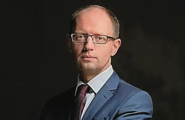 Ukrajinski začasni premier Arsenij Jacenjuk je opozoril, da je Ukrajina “na robu katastrofe”
