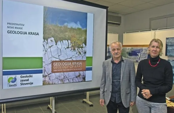 Dva od soavtorjev knjige Geologija Krasa sta Bogdan Jurkovšek in Tea Kolar-Jurkovšek