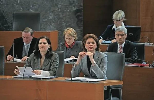 Odločb o davku na nepremičnine ne bo, dokler podatki v največji možni meri ne bodo urejeni, je danes v DZ dejala premierka Alenka Bratušek