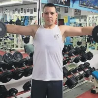 S pomočjo vaj naj bi Damjan namesto maščobnih blazinic dobil okrepljene mišice