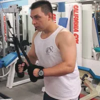 Že sam zadnje dni po oblekah opaža, da je shujšal