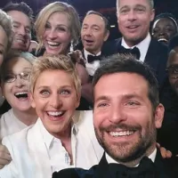'Selfie' voditeljice Ellen DeGeneres in zvezdnikov na podelitvi oskarjev je na družbenem omrežju Twitter delilo več kot dva milijona ljudi.   
