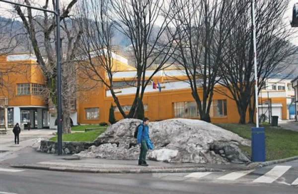 Osnovna šola Idrija si z energetsko sanacijo po slovenskih predpisih obeta manjšo porabo energije, a sočasno hujši problem soočenja s strupenim radonom