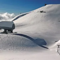 Pod sedmimi metri snega zasuto kaninsko smučišče sameva