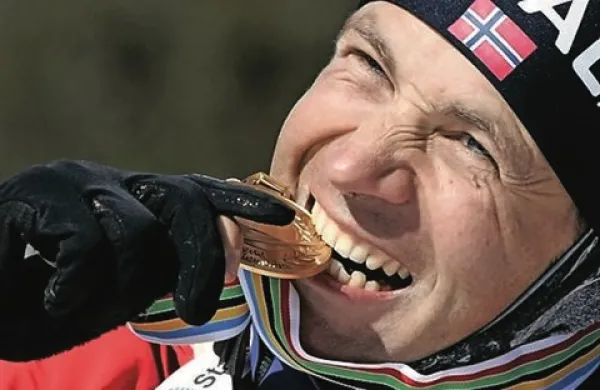 Štiridesetletni Ole Einar Bjoerndalen še ni rekel zadnje besede. Norveška biatlonska legenda je preklical svojo odločitev o koncu tekmovalne poti ter bo v biatlonski karavani vztrajal še vsaj do leta 2016 ter domačega svetovnega prvenstva v Oslu