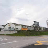 V neposredni bližini Ambasade Gavioli Mercator prodaja tudi proizvodno halo s skladišči. Cena: 1,5 miljona evrov.