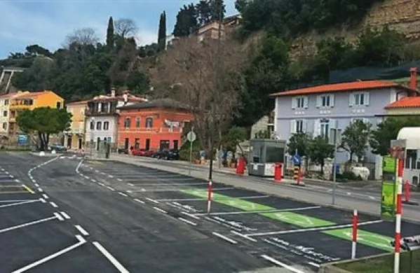  Na parkirišču in cesti je nov asfalt,  obnovili so talno signalizacijo in uredili robnike ob zelenici