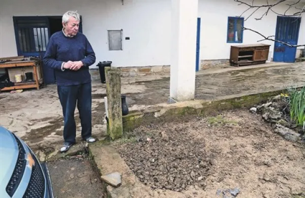 Joško Brkan pri greznici, ki je zdaj že izpraznjena, njen jašek pa prekrit z zemljo
