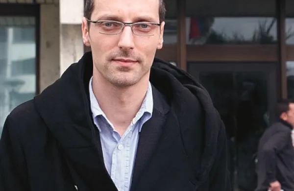 Gavrilo Hadžić iz Nacionalnega forenzičnega laboratorija je na lepilnem traku, s katerim je imel pokojni zvezane roke, našel DNK obtoženega Koste Aleksandrova