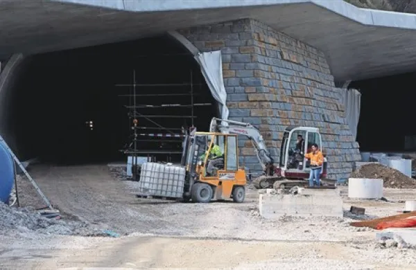 Na gradbišču na koprski strani Markovškega predora je spet živahno