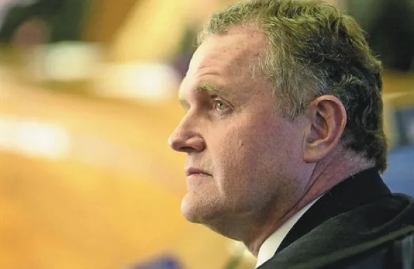 Minister za gospodarski razvoj in tehnologijo Metod Dragonja bo vladi predlagal nižje davčne stopnje pri obdavčitvi nepremičnin malih in mikro podjetij ter samostojnih podjetnikov