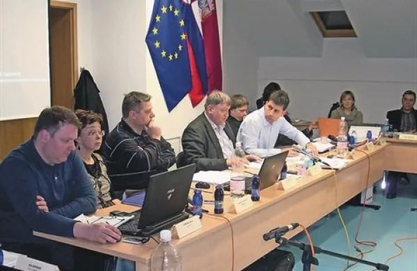 Župan Jernej Verbič (na fotografiji četrti z leve) vztraja, da je občinska uprava  v času žledoloma na Postojnskem delala dobro