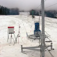 Vlečnico so postavili, da bi dobili dovoljenja zanjo, nato jo bodo razstavili in znova postavili jeseni. Smučalo pa se bo, če bo sneg ...