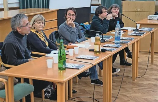 Udeleženci okrogle mize ob predstavitvi vstajniške številke ČKZ