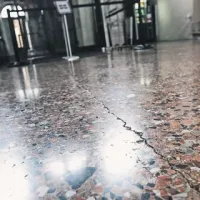 Poškodovane tlake v pritličju bi v prihodnje odstranili in jih nadomestili z granitnimi ploščami 