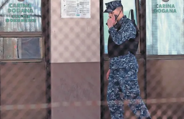 Ameri&scaron;ki marinci stražijo na vhodu v pristani&scaron;če