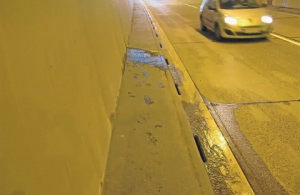 Voda tokrat vdira v predor skozi stičišče med cesto in predorskim obokom