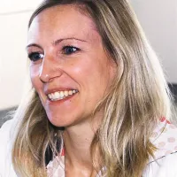 Janja Pavšič: “Najema neprofitnih stanovanj ne moremo skleniti za določen čas, saj tako določa zakon. Lahko pa bi preverili socialni status najemnika in mu, če bi se ta izboljšal, določili tržno najemnino.”  