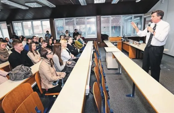  Pahor meni, da je življenjska popotnica mladih kakovostnejša in zrelejša, ker niso obremenjeni s predsodki iz preteklosti