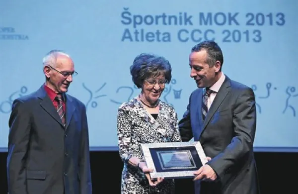 Častno listino iz rok Mira Cerarja in Danjela Cepa je prejela Breda Cilenšek