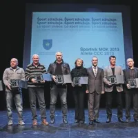Nosilci jubilejnih nagrad za večletno delo v športu (od leve) -  Nataša Stanić, Bojan Cerovac, Ervin Hafner (TK Koper), Lucijan Lah, Meri Prebevšek, podžupan Danjel Cep, Bojan Šturm, Dejan Marjanovič (KKK Ankaran) in Bruno Klun
