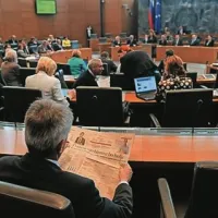 Do poletja naj bi bil na poslanskih mizah koalicijsko usklajen predlog zakonskih rešitev za odpoklic župana