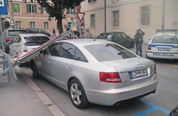 Medtem ko je predsednik  Borut Pahor predaval študentom na primorski univerzi, je na enega od avtomobilov iz njegovega spremstva zgrmela  stojnica