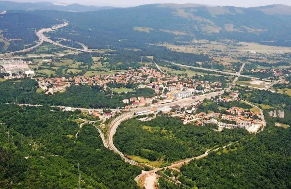 Po divaškem občinskem prostorskem načrtu bodo nove, večje površine  za poselitev  prednostno v območju Divače (na fotografiji) in Senožeč;   težnja  bo k  zgoščevanju,  zaokroževanju obstoječih naselij, predvsem v bližini prometnic in  že komunalno