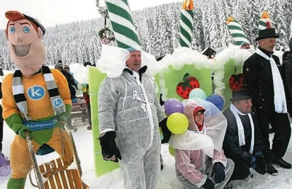 Deseta snežna predstava je kljub sneženju privabila kar lepo število tekmovalcev