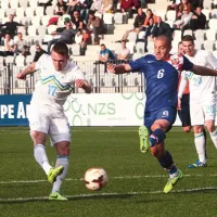 Strelec zadetka za 1:0 Žan Majer (št. 17) se bori s članom Napolija Josipom Radoševićem, v ozadju je   Domen Črnigoj