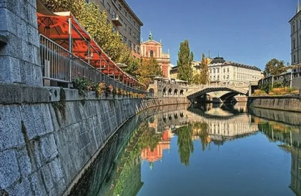 Ukradeni kip Karla Destovnika Kajuha  so našli na obrežju Ljubljanice
