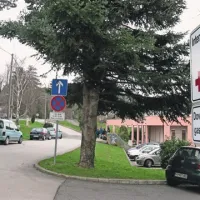 Intervencijska pot ob komenski osnovni šoli je zaradi pomanjkanja parkirišč polna avtomobilov  staršev, ki prihajajo po otroke v šolo
 