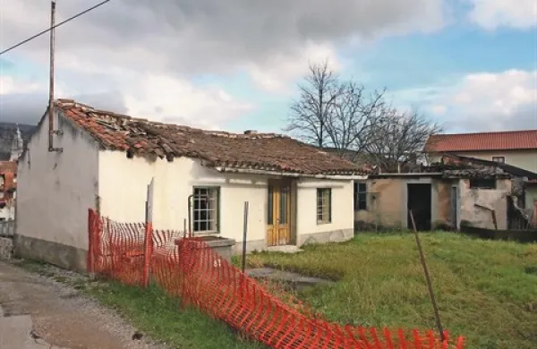 Bančeva domačija v Škofljah,  v kateri načrtujejo   jusarski in vaški dom, je potrebna temeljite obnove, saj je stavba že nevarna za okolico