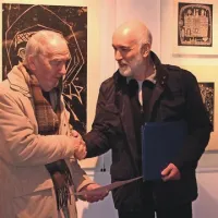 Predsednik društva Vladimir Bačič izroča priznanje Danilu Jejčiču 