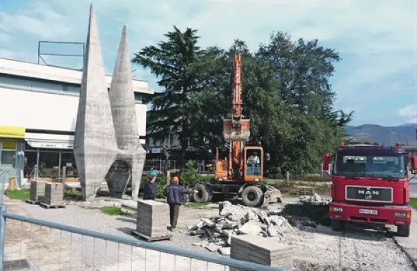 V teh dneh odstranjujejo tlake pri  Rusjanovem spomeniku,  ta del centra  začnejo prenavljati čez  teden dni 