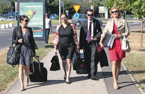 Ekipa odvetnikov družbe Čeferin (na fotografiji ob prihodu na eno od obravnav tožb Luke Koper proti nekdanji upravi) verjame, da so možnosti za uspeh v teh tožbah velike in da zaradi ene izgubljene tožbe ni mogoče sklepati na razplet v drugih odprtih