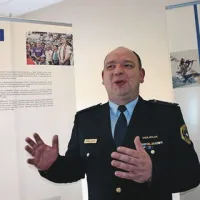  Danijel Krajnc: “Najprej se moraš naučiti, da si sredi povsem drugačne kulture. Timorci so sicer katoliki, vendar imajo svoj način reševanja težav. Vse so reševali s protesti, s kamenjem ali mačeto. Z mačeto so prišli celo na urade.”