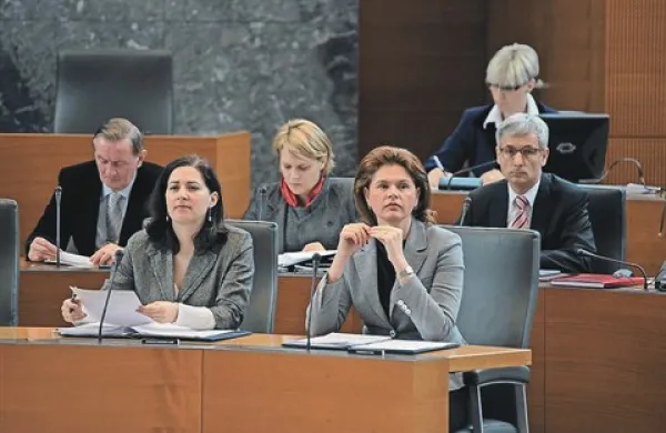 DZ je sprejel novelo zakona o dostopu do informacij javnega značaja, vendar brez dopolnila DL, s katerim bi se javno razkrilo podatke o vseh slabih posojilih