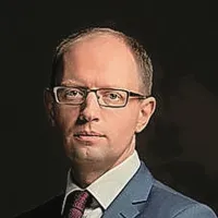 Odločitev krimskega parlamenta o marčevskem referendumu o možnosti priključitve Krima Rusiji je “nelegitimna”, je danes v Bruslju poudaril ukrajinski premier Arsenij Jacenjuk