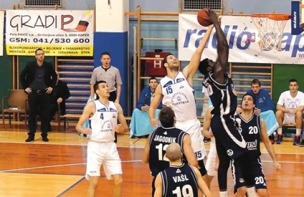 Hopsi (v temnejših dresih) so bili previsoka ovira za Portorožane 