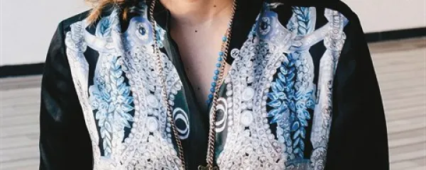 Anna Calvi: “Glasbo dojemam zelo vizualno. Ko pišem glasbo, si predstavljam prizore, vzdušje.  Zelo mi je pomembno, da skozi glasbo govorim zgodbe.”