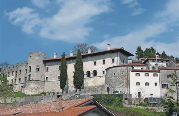 Bo imel osrednji del grajskega kompleksa v Štanjelu (med okroglim stolpom na levi in vhodnim stolpom na desni strani) več sreče z najemnikom kot grad Rajhenburg? 